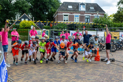 Jeugd getraind aan de start bij de Run Bike Run